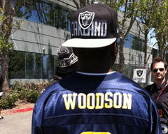 Oakland Raiders crowd turns out to await Charles Woodson