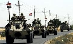 Egyptian army blocks Sinai in hunt for Islamists