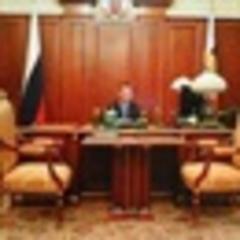 Officer's Putin desk shots investigated