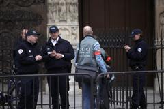 notre dame cathedral suicide; man leaves note